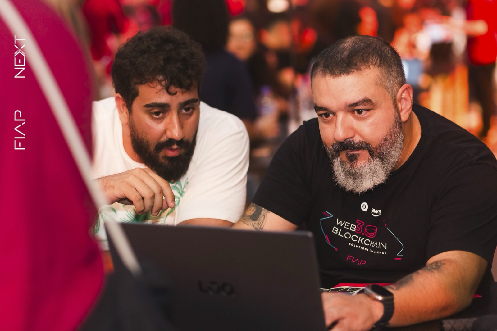Rafael Saccomani trabalhando em um desafio tecnológico do NEXT FIAP