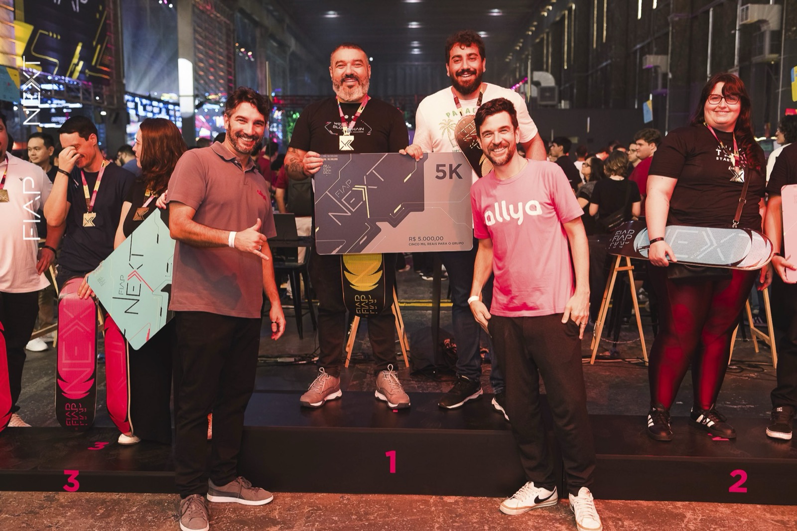Rafael Saccomani no pódio de primeiro lugar do NEXT FIAP